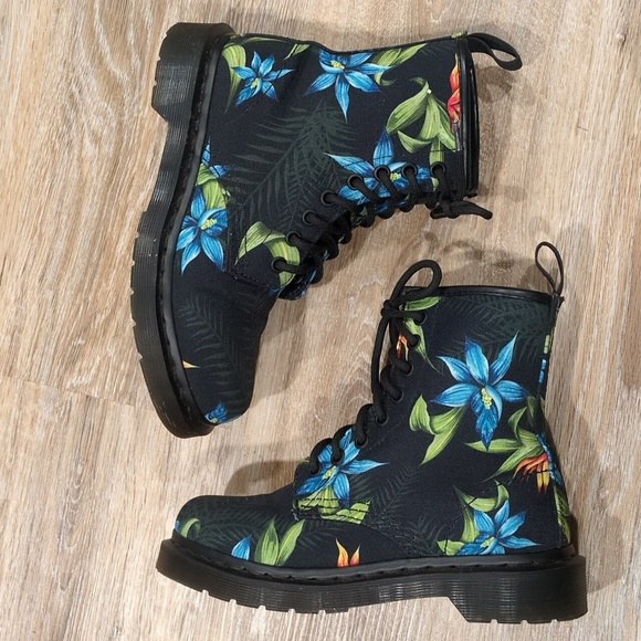 πππΈβ‘οΈDr. Martens Castel Black Boots with Floral Design Women's size 5πππΈβ‘οΈ - Picture 6 of 10